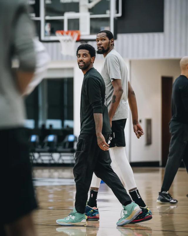 博鱼体育-欧文完成归队首训：夺冠窗口期有限 我们趁热打铁！