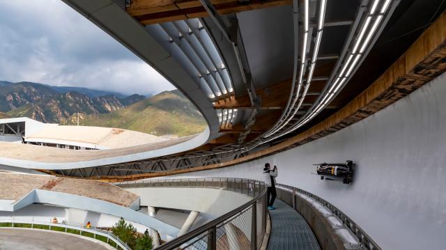 博鱼APP-国际训练周揭幕 24国运动员体验国家雪车雪橇赛道