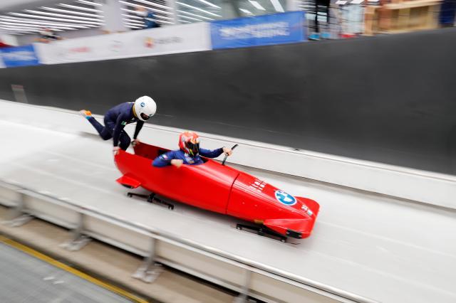 博鱼APP-国际训练周揭幕 24国运动员体验国家雪车雪橇赛道