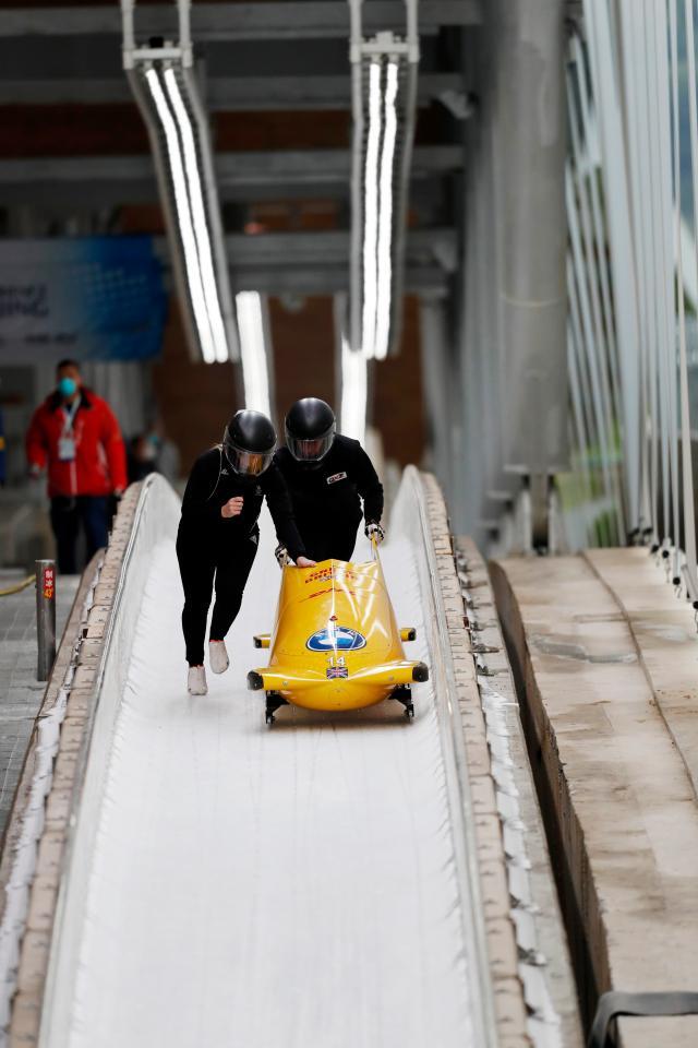 博鱼APP-国际训练周揭幕 24国运动员体验国家雪车雪橇赛道