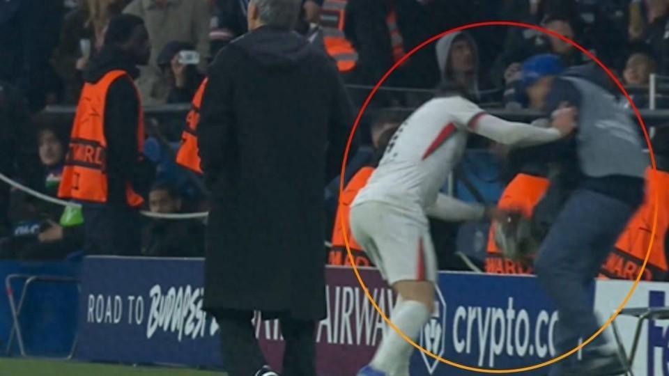 博鱼体育-欧冠：切尔西客场2-5惨败巴黎，佩德罗·内托推搡球童引发争议