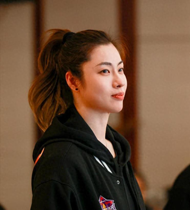 博鱼-原来她就是江苏女篮教练，年轻美貌实力并存，击败卫冕冠军广东队